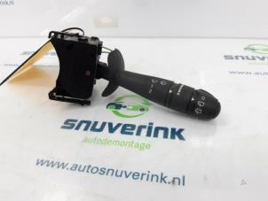 Gebruikte Schakelaar Ruitenwisser Renault Twingo II (CN) 1.2 16V Prijs € 25,00 Margeregeling aangeboden door Snuverink Autodemontage