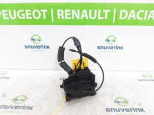 Gebruikte Slotmechaniek Portier 4Deurs links-achter Renault Scénic III (JZ) 2.0 16V CVT Prijs € 40,00 Margeregeling aangeboden door Snuverink Autodemontage