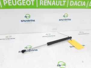Gebruikte Gasdemper Motorkap Set Renault Clio IV (5R) 0.9 Energy TCE 90 12V Prijs op aanvraag aangeboden door Snuverink Autodemontage