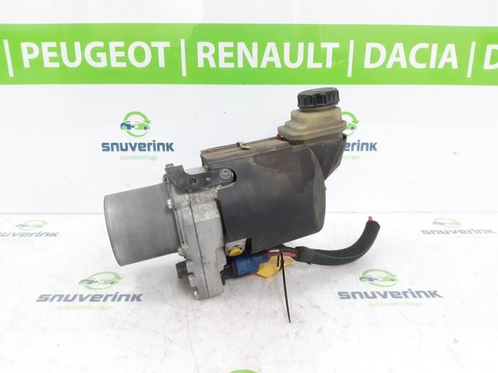 Gebruikte Servopomp Renault Laguna III Estate (KT) 1.5 dCi 110 FAP Prijs € 175,00 Margeregeling aangeboden door Snuverink Autodemontage