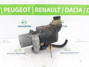 Gebruikte Servopomp Renault Laguna III Estate (KT) 1.5 dCi 110 FAP Prijs € 250,00 Margeregeling aangeboden door Snuverink Autodemontage