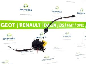 Gebruikte Portierslot Mechaniek 4Deurs rechts-voor Renault Captur (2R) 0.9 Energy TCE 12V Prijs € 30,00 Margeregeling aangeboden door Snuverink Autodemontage