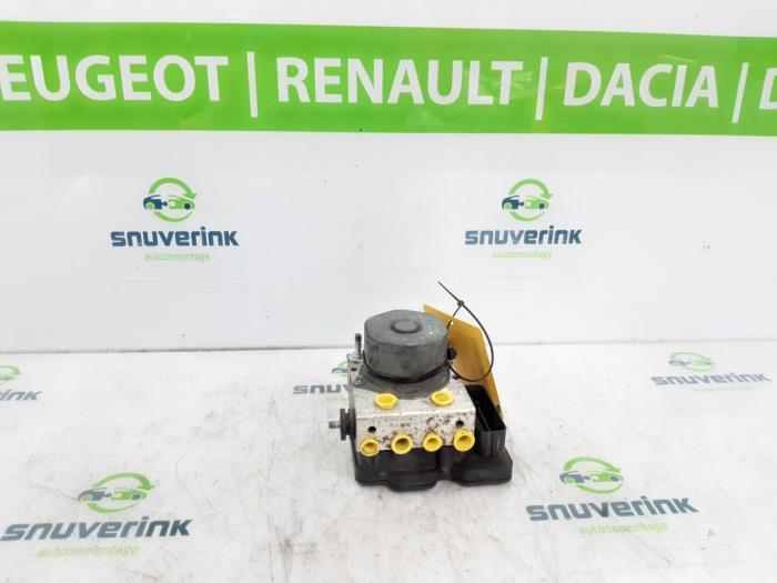 Gebruikte ABS Pomp Renault Twingo III (AH) 1.0 SCe 70 12V Prijs € 112,49 Margeregeling aangeboden door Snuverink Autodemontage
