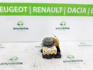 Gebruikte ABS Pomp Renault Twingo III (AH) 1.0 SCe 70 12V Prijs € 112,49 Margeregeling aangeboden door Snuverink Autodemontage