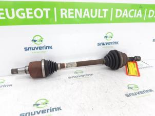 Gebruikte Aandrijfas links-voor Citroen C4 Cactus (0B/0P) 1.6 Blue Hdi 100 Prijs € 54,00 Margeregeling aangeboden door Snuverink Autodemontage