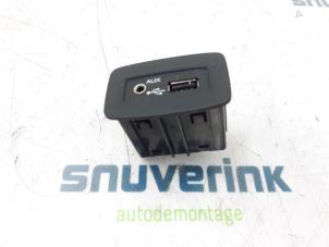 Gebruikte AUX/USB aansluiting Renault Scénic III (JZ) 1.5 dCi 110 Prijs € 25,00 Margeregeling aangeboden door Snuverink Autodemontage