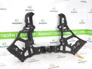 Gebruikte Bumpersteun links-achter Renault Megane III Berline (BZ) 1.4 16V TCe 130 Prijs € 30,00 Margeregeling aangeboden door Snuverink Autodemontage