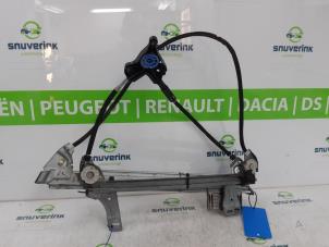 Gebruikte Ruitmechaniek 2Deurs links-voor Peugeot 307 CC (3B) 2.0 16V Prijs € 175,00 Margeregeling aangeboden door Snuverink Autodemontage