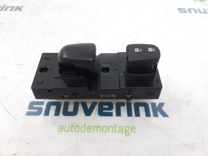 Centrale deurvergrendeling Schakelaar van een Nissan Qashqai (J11) 1.2 DIG-T 16V 2017