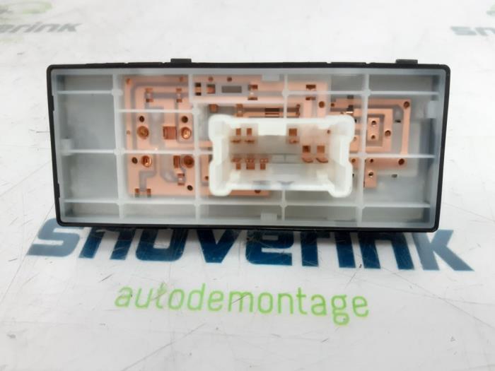 Centrale deurvergrendeling Schakelaar van een Nissan Qashqai (J11) 1.2 DIG-T 16V 2017