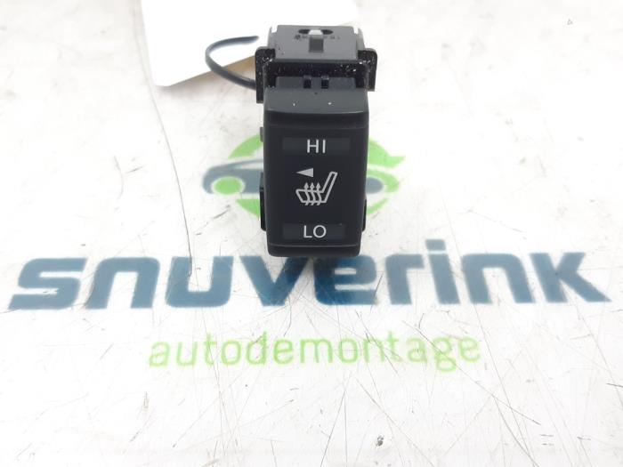 Stoelverwarmings Schakelaar van een Nissan Qashqai (J11) 1.2 DIG-T 16V 2017