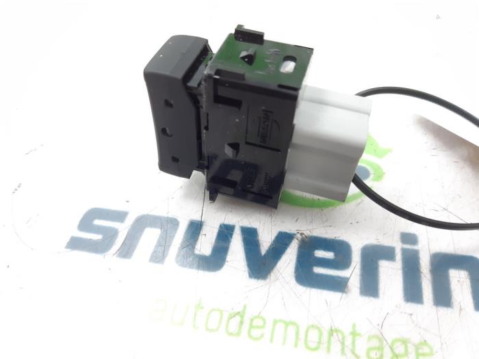 Stoelverwarmings Schakelaar van een Nissan Qashqai (J11) 1.2 DIG-T 16V 2017