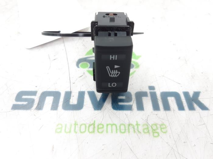 Stoelverwarmings Schakelaar van een Nissan Qashqai (J11) 1.2 DIG-T 16V 2017