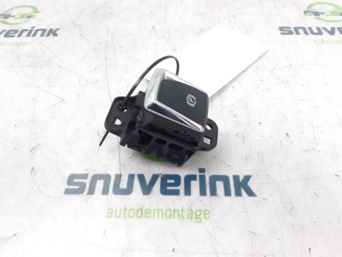 Gebruikte Schakelaar handrem Nissan Qashqai (J11) 1.2 DIG-T 16V Prijs € 45,00 Margeregeling aangeboden door Snuverink Autodemontage