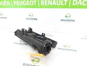 Gebruikte Inlaatspruitstuk Renault Captur (2R) 1.2 TCE 16V EDC Prijs € 75,00 Margeregeling aangeboden door Snuverink Autodemontage