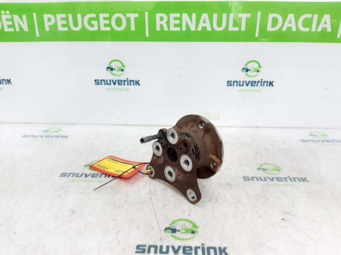 Fusee links-achter van een Peugeot 2008 (UD/UK/UR/US/UX) 1.2 VTi 12V PureTech 100 2022