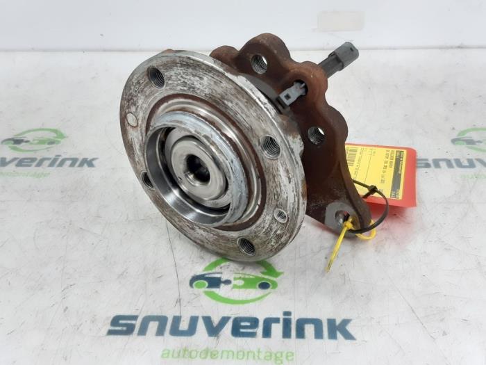 Fusee links-achter van een Peugeot 2008 (UD/UK/UR/US/UX) 1.2 VTi 12V PureTech 100 2022