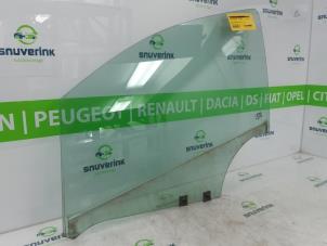 Gebruikte Deurruit 4Deurs links-voor Renault Captur (2R) 0.9 Energy TCE 12V Prijs € 50,00 Margeregeling aangeboden door Snuverink Autodemontage