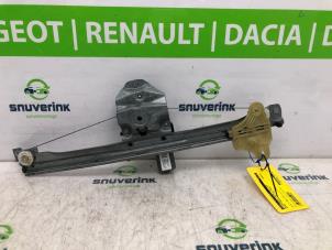 Gebruikte Ruitmechaniek 4Deurs links-voor Renault Captur (2R) 1.2 TCE 16V EDC Prijs € 80,00 Margeregeling aangeboden door Snuverink Autodemontage