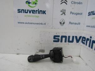 Gebruikte Schakelaar Licht Renault Captur (2R) 1.2 TCE 16V EDC Prijs € 40,00 Margeregeling aangeboden door Snuverink Autodemontage