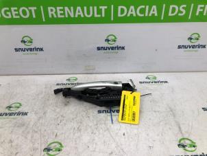 Gebruikte Deurgreep 4Deurs links-voor Renault Captur (2R) 1.2 TCE 16V EDC Prijs € 25,00 Margeregeling aangeboden door Snuverink Autodemontage
