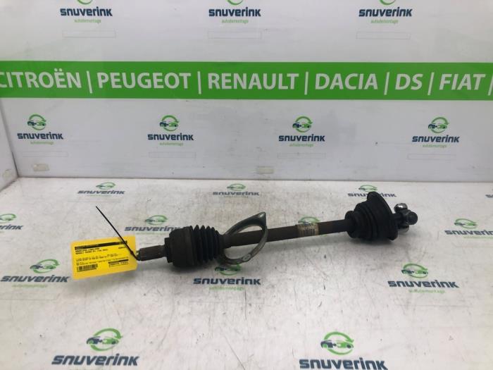 Gebruikte Aandrijfas links-voor Renault Twingo II (CN) 1.2 16V Prijs € 35,99 Margeregeling aangeboden door Snuverink Autodemontage