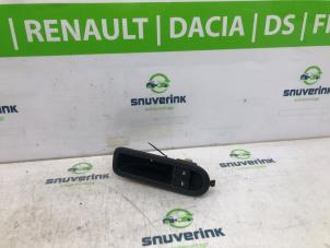 Gebruikte Combischakelaar ramen Renault Twingo II (CN) 1.2 16V Prijs € 25,00 Margeregeling aangeboden door Snuverink Autodemontage