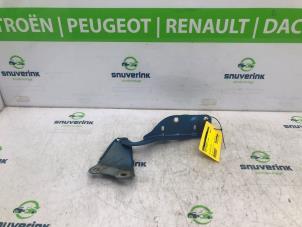 Gebruikte Motorkap Scharnier Renault Twingo II (CN) 1.2 16V Prijs € 30,00 Margeregeling aangeboden door Snuverink Autodemontage