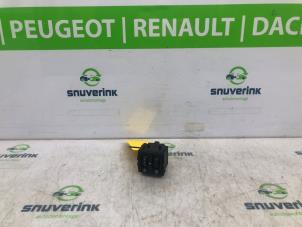 Gebruikte Schakelaar Koplamp Ihv Renault Twingo II (CN) 1.2 16V Prijs € 25,00 Margeregeling aangeboden door Snuverink Autodemontage