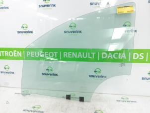 Gebruikte Deurruit 4Deurs links-voor Renault Captur (2R) 1.2 TCE 16V EDC Prijs € 50,00 Margeregeling aangeboden door Snuverink Autodemontage