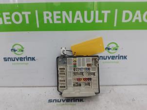 Gebruikte Zekeringkast Renault Scénic II (JM) 2.0 16V Prijs € 45,00 Margeregeling aangeboden door Snuverink Autodemontage