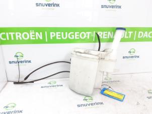 Gebruikte Ruitensproeiertank voor Peugeot 107 1.0 12V Prijs € 45,00 Margeregeling aangeboden door Snuverink Autodemontage
