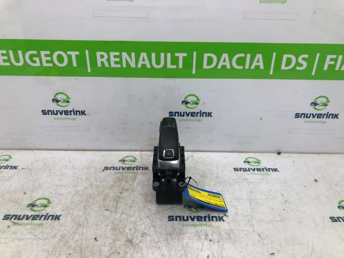 Gebruikte Versnellingspook Peugeot 3008 II (M4/MC/MJ/MR) 1.2 12V e-THP PureTech 130 Prijs € 95,00 Margeregeling aangeboden door Snuverink Autodemontage