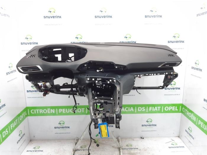Gebruikte Dashboard Peugeot 3008 II (M4/MC/MJ/MR) 1.2 12V e-THP PureTech 130 Prijs € 495,00 Margeregeling aangeboden door Snuverink Autodemontage