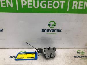 Gebruikte Slotmechaniek Achterklep Peugeot 108 1.0 12V VVT-i Prijs € 35,00 Margeregeling aangeboden door Snuverink Autodemontage
