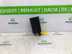 Gebruikte Koolstoffilter Renault Clio IV Estate/Grandtour (7R) 0.9 Energy TCE 12V Prijs € 100,00 Margeregeling aangeboden door Snuverink Autodemontage