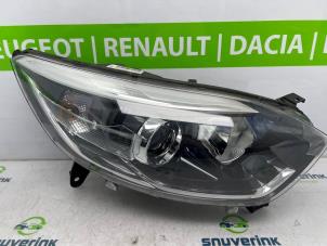 Gebruikte Rechter Koplamp Renault Captur (2R) 0.9 Energy TCE 12V Prijs € 185,00 Margeregeling aangeboden door Snuverink Autodemontage