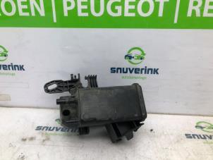 Gebruikte Koolstoffilter Peugeot 308 (L3/L8/LB/LH/LP) 1.2 12V e-THP PureTech 110 Prijs € 67,50 Margeregeling aangeboden door Snuverink Autodemontage