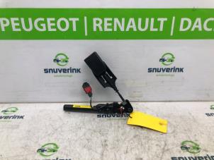 Gebruikte Veiligheidsgordel Insteek rechts-voor Renault Twingo II (CN) 1.2 16V Prijs € 150,00 Margeregeling aangeboden door Snuverink Autodemontage