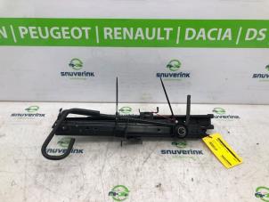 Gebruikte Stoel Rails rechts Renault Twingo II (CN) 1.2 16V Prijs op aanvraag aangeboden door Snuverink Autodemontage