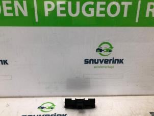 Gebruikte Schakelaar achterklep Peugeot 307 Break (3E) 1.6 16V Prijs op aanvraag aangeboden door Snuverink Autodemontage