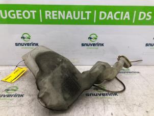 Gebruikte Ruitensproeiertank voor Renault Master III (FD/HD) 2.5 dCi 120 FAP Prijs op aanvraag aangeboden door Snuverink Autodemontage