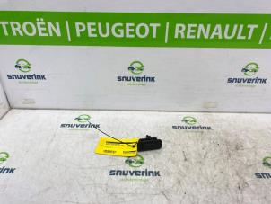 Gebruikte Schakelaar achterklep Renault Modus/Grand Modus (JP) 1.2 16V TCE 100 Prijs op aanvraag aangeboden door Snuverink Autodemontage