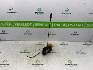 Gebruikte Slotmechaniek Portier 4Deurs links-achter Renault Modus/Grand Modus (JP) 1.2 16V TCE 100 Prijs € 25,00 Margeregeling aangeboden door Snuverink Autodemontage