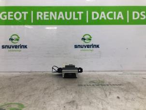 Gebruikte Schakelaar handrem Peugeot 308 (L3/L8/LB/LH/LP) 1.6 BlueHDi 120 Prijs € 31,50 Margeregeling aangeboden door Snuverink Autodemontage