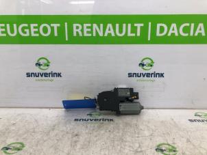 Gebruikte Schuifdak Motor Peugeot 308 (L3/L8/LB/LH/LP) 1.6 BlueHDi 120 Prijs € 35,00 Margeregeling aangeboden door Snuverink Autodemontage