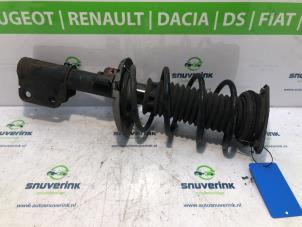 Gebruikte Schokdemperpoot rechts-voor Peugeot 308 (L3/L8/LB/LH/LP) 1.6 BlueHDi 120 Prijs € 39,98 Margeregeling aangeboden door Snuverink Autodemontage