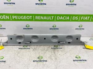 Gebruikte Isofix steun Renault Clio IV (5R) 0.9 Energy TCE 90 12V Prijs op aanvraag aangeboden door Snuverink Autodemontage