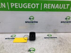 Gebruikte Ruit schakelaar elektrisch Renault Trafic (1FL/2FL/3FL/4FL) 2.0 dCi 16V 120 Prijs op aanvraag aangeboden door Snuverink Autodemontage