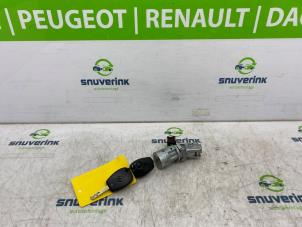 Gebruikte Sleutel + Contactslot Renault Clio III (BR/CR) 1.4 16V Prijs € 60,00 Margeregeling aangeboden door Snuverink Autodemontage